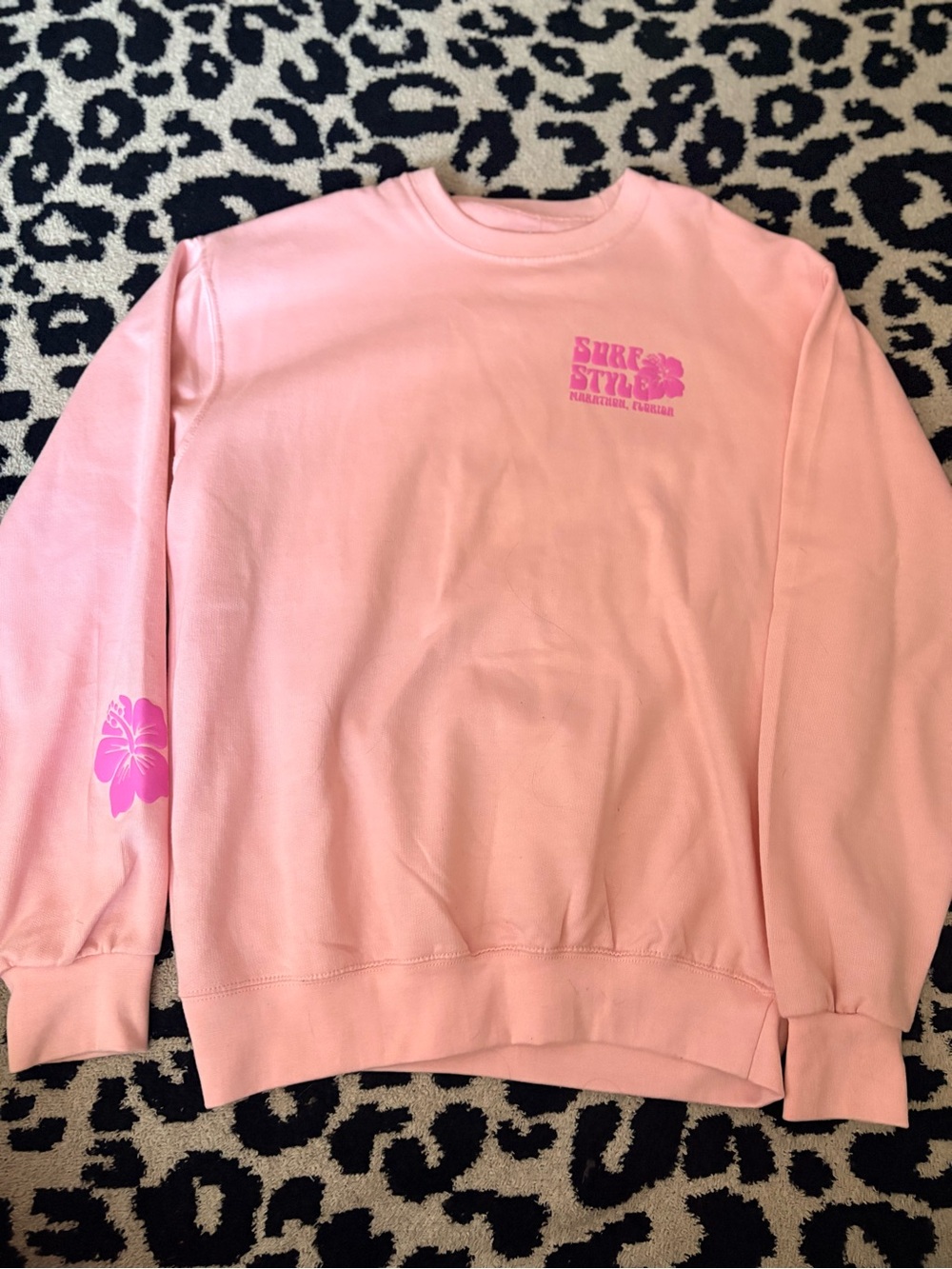 surf style Pink Crewneck Sweatshirt with Hibiscus Graphic